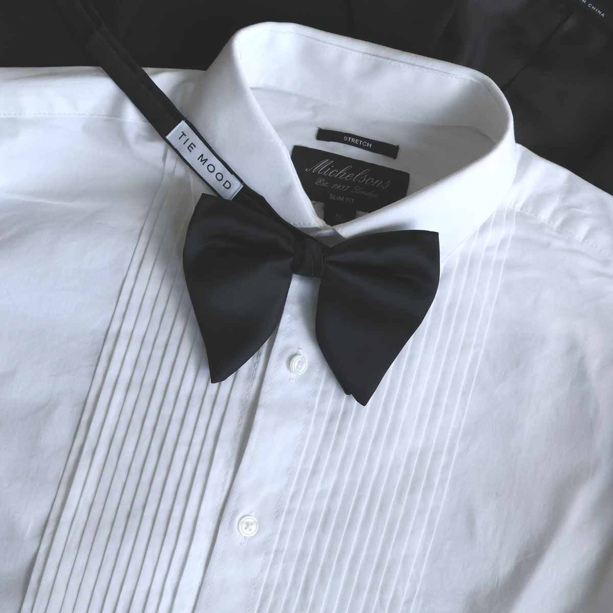 oversized bow tie pattern